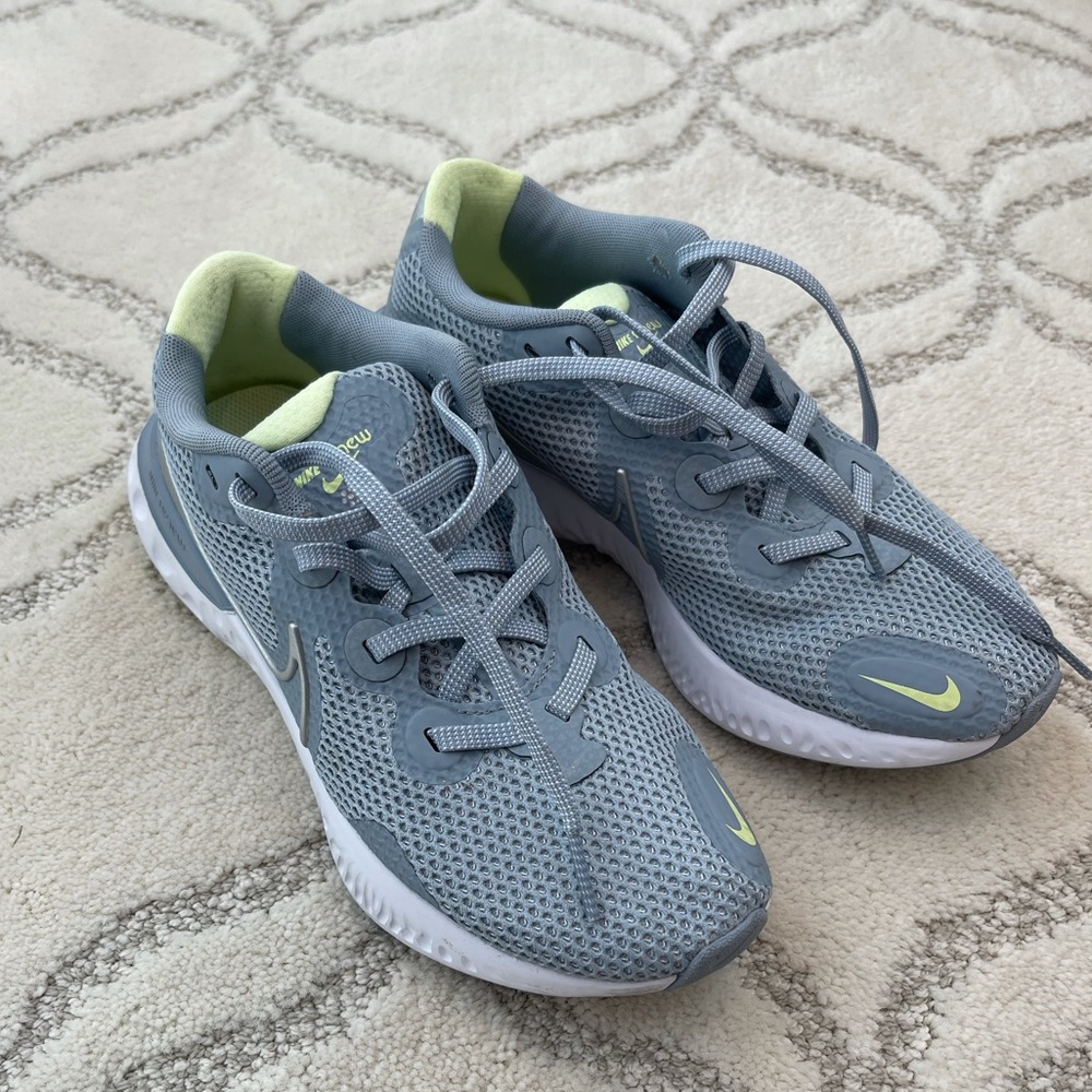 Nike RENEW size 8 running shoes